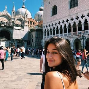 Meet your Posher, Dana